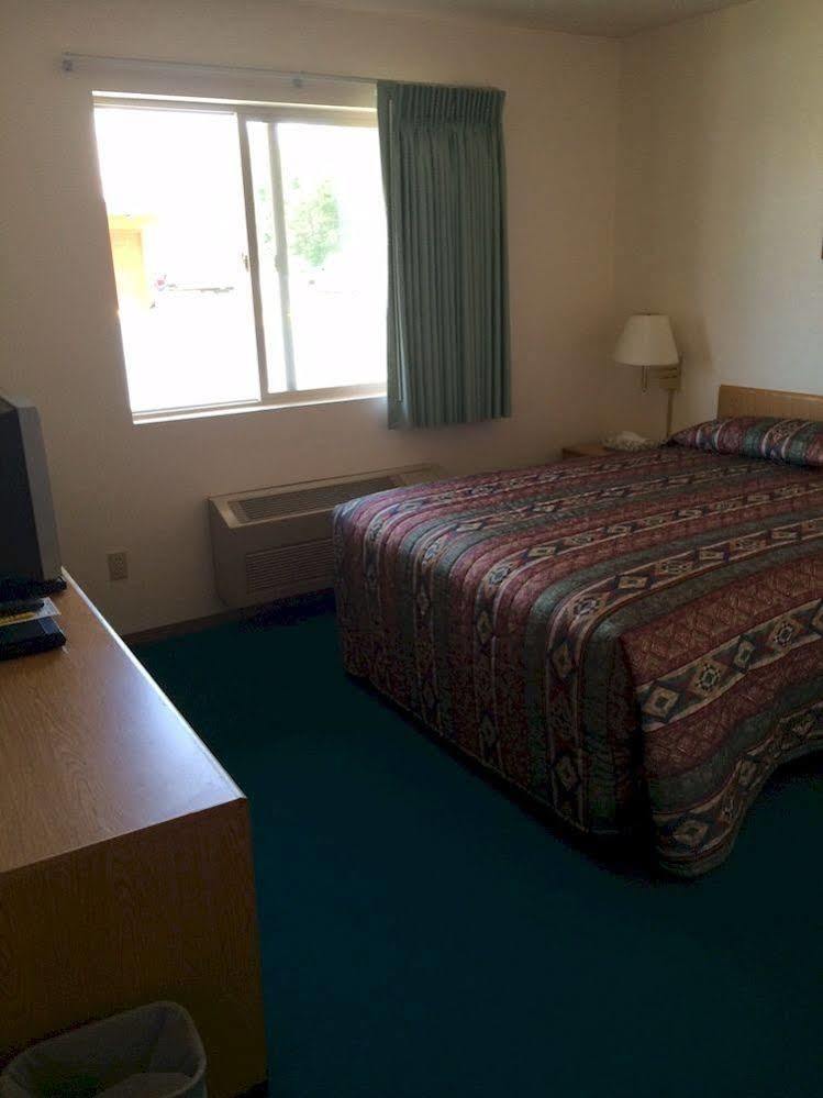 Mini Golden Inns Motel Hungry Horse ภายนอก รูปภาพ